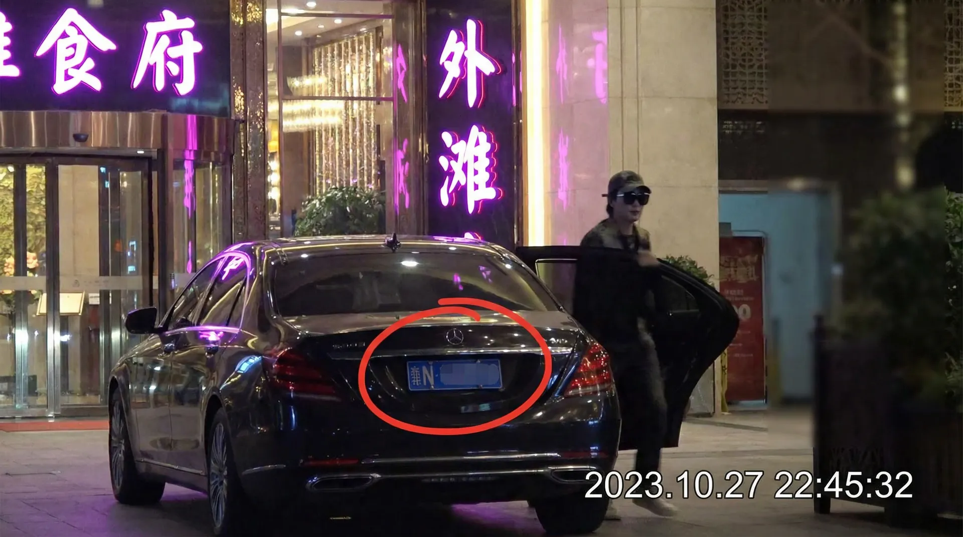 best365体育网址 - 豪车餐厅外偷拍